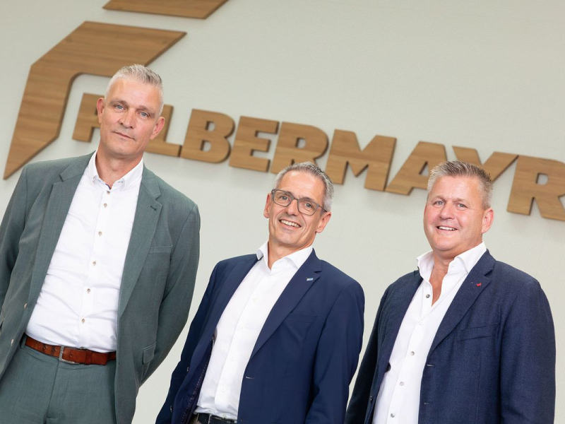 DI Horst Felbermayr sa teší z osobnej návštevy dvoch riaditeľov z Holandska. Zľava doprava: Cees van Putten (Rijnmond Logistics Beheer BV), DI Horst Felbermayr (Felbermayr Holding), Gerrit Drenth (Rijnmond Logistics Beheer BV)