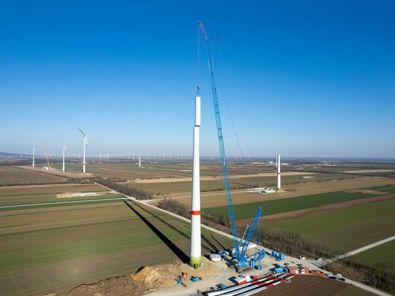 Pásový žeriav LR11000 od spoločnosti Liebherr so zdvíhacou silou 1 000 ton a výškou zdvihu 220 metrov sa v spoločnosti Felbermayr používa predovšetkým pri výstavbe veterných elektrární.