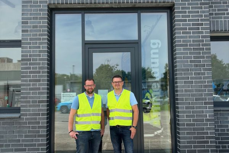 Vedúci požičovne Julian Oberbeck (vľavo) a vedúci prenájmu pracovných plošín spoločnosti Felbermayr v Nemecku, Stephan Kulawik.  Vedúci požičovne Julian Oberbeck (vľavo) a vedúci prenájmu pracovných plošín spoločnosti Felbermayr v Nemecku, Stephan Kulawik.