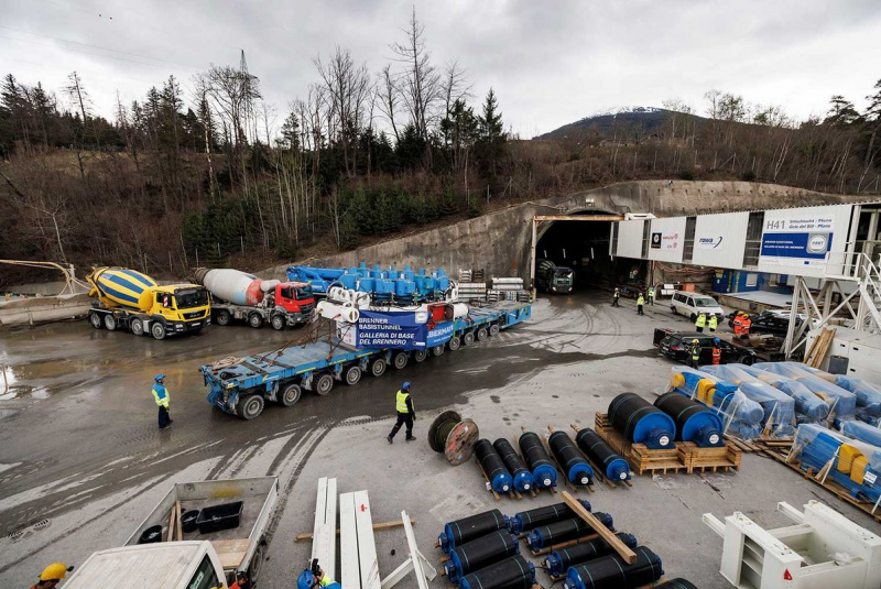 Aktuality, Novinky - Felbermayr Slovensko / OBROVSKÉ TUNELOVACIE RAZIACE STROJE PRE NAJDLHŠIE PODZEMNÉ ŽELEZNIČNÉ SPOJENIE NA SVETE - foto  Aktuality, Novinky - Felbermayr Slovensko / OBROVSKÉ TUNELOVACIE RAZIACE STROJE PRE NAJDLHŠIE PODZEMNÉ ŽELEZNIČNÉ SPOJENIE NA SVETE - foto
