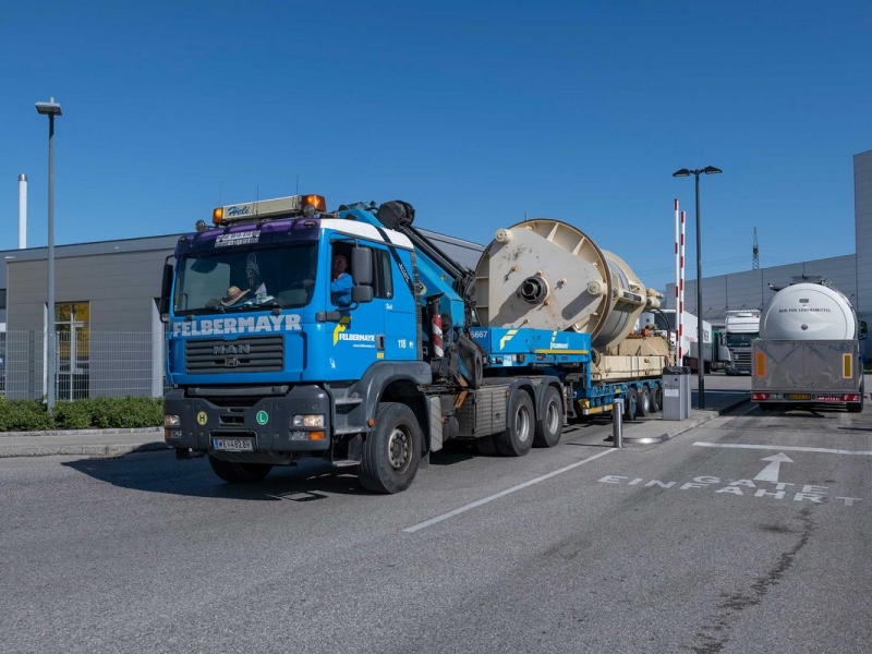 Nový, cca 43 ton ťažký lis na vytláčanie ovocnej šťavy bol na miesto použitia prepravený ťažkým nákladným vozidlom.