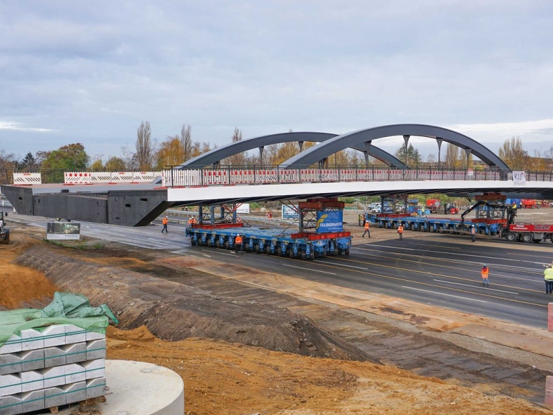 Úspešná premiéra v Düsseldorfe: Presun 750-tonového mostu v polovici novembra.