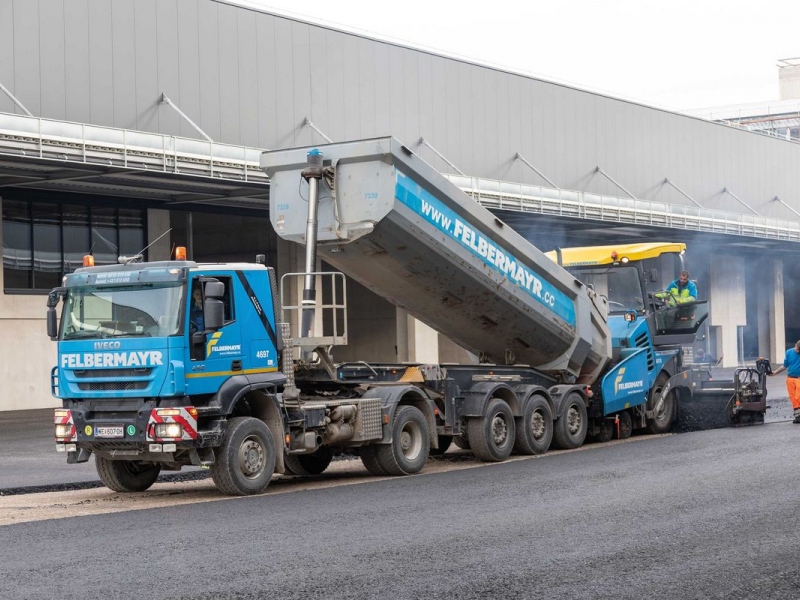 Na úpravu vonkajších zariadení bolo okrem iného spracovaných približne 55 000 ton asfaltu z výrobne firmy Felbermayr v Haag am Hausruck.