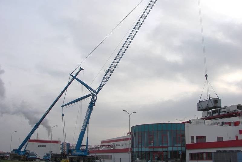 REFERENCIE / Výstavba priemyselného parku pomocou mobilného žeriava LTM 1400-7.1 - foto REFERENCIE / Výstavba priemyselného parku pomocou mobilného žeriava LTM 1400-7.1 - foto