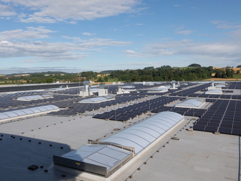 Fotovoltaické zariadenie je umiestnené nad budovou dielne a vyrobí ročne asi 500 000 kilowatthodín elektrickej energie.