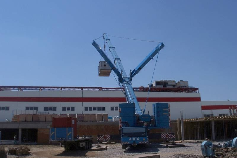 REFERENCIE / Výstavba priemyselného parku pomocou mobilného žeriava LTM 1400-7.1 - foto REFERENCIE / Výstavba priemyselného parku pomocou mobilného žeriava LTM 1400-7.1 - foto