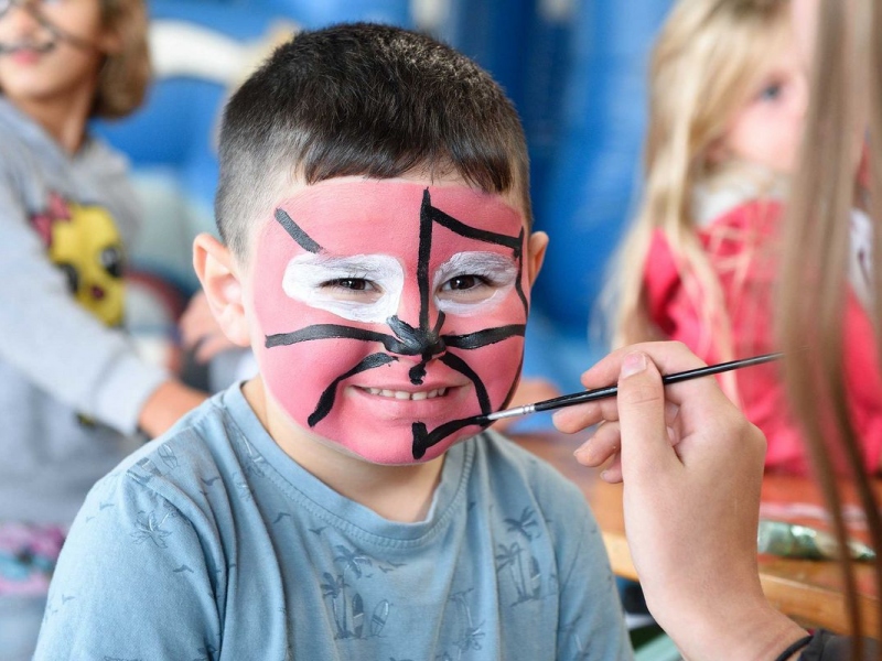 Maľovanie na tvár pre deti bolo jednou z atrakcií pre mladšie publikum.