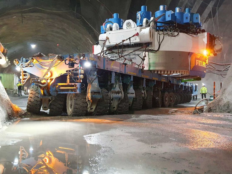 Presuny komponentov s hmotnosťami do 270 ton do montážnych kaverien v úzkych tuneloch boli veľmi náročné z logistického hľadiska.