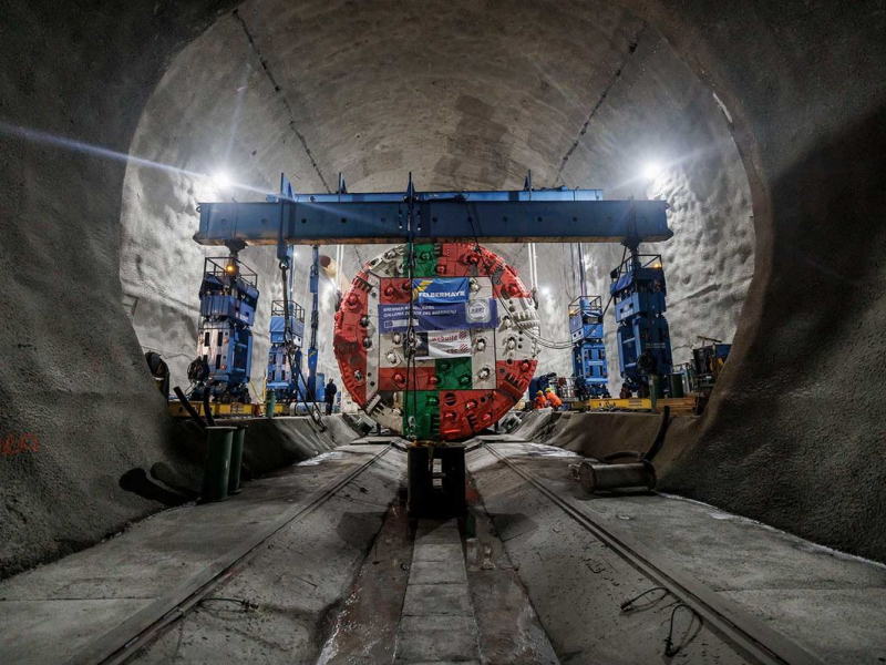 Odborníci zo spoločností Felbermayr a Wimmer Maschinentransporte a divízie Engineered Solutions počas práce na projekte pre najdlhšie podzemné železničné spojenie na svete dokázali, že sú dokonale zohratý tím.