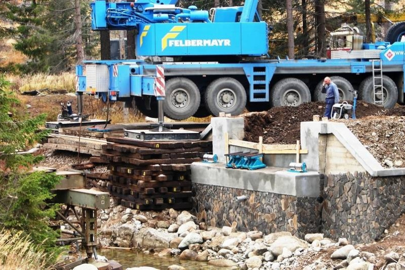 REFERENCIE / Pokládka železničného mostu - foto REFERENCIE / Pokládka železničného mostu - foto