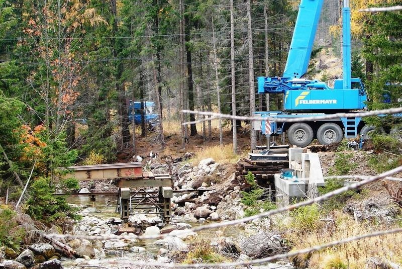 REFERENCIE / Pokládka železničného mostu - foto REFERENCIE / Pokládka železničného mostu - foto