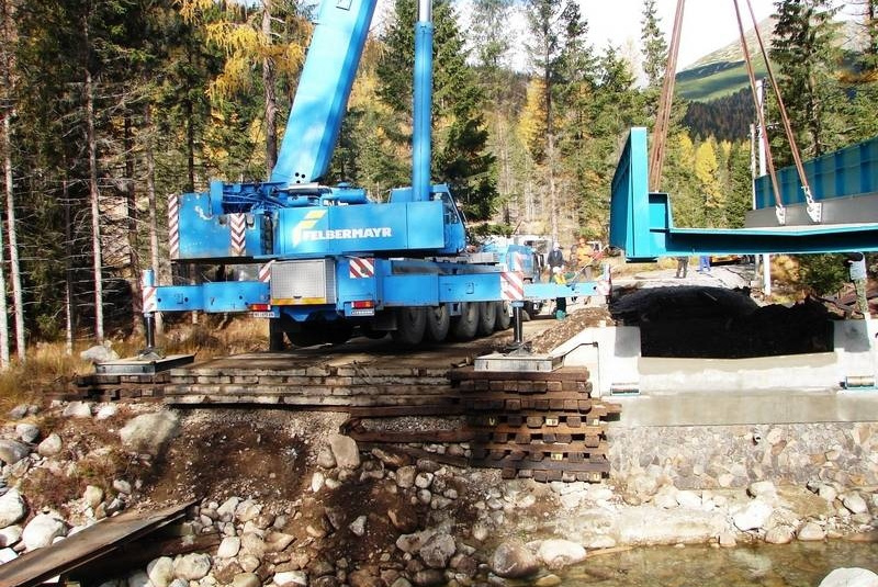 REFERENCIE / Pokládka železničného mostu - foto REFERENCIE / Pokládka železničného mostu - foto