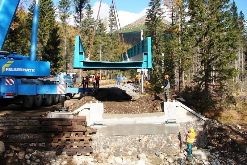 REFERENCIE / Pokládka železničného mostu - foto REFERENCIE / Pokládka železničného mostu - foto