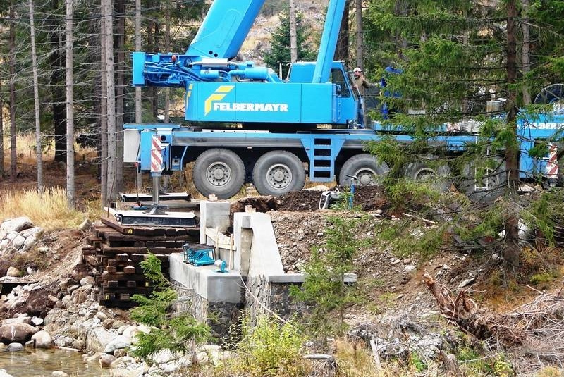 REFERENCIE / Pokládka železničného mostu - foto REFERENCIE / Pokládka železničného mostu - foto